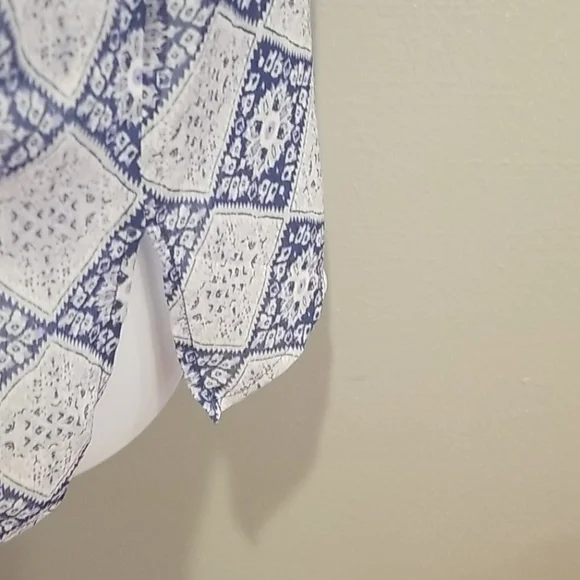 Rose & Olivia blue design sheer sleeveless blouse. - Picture 3 of 7